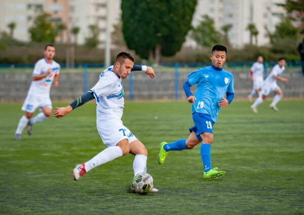 Dwie drużyny rywalizujące w meczu